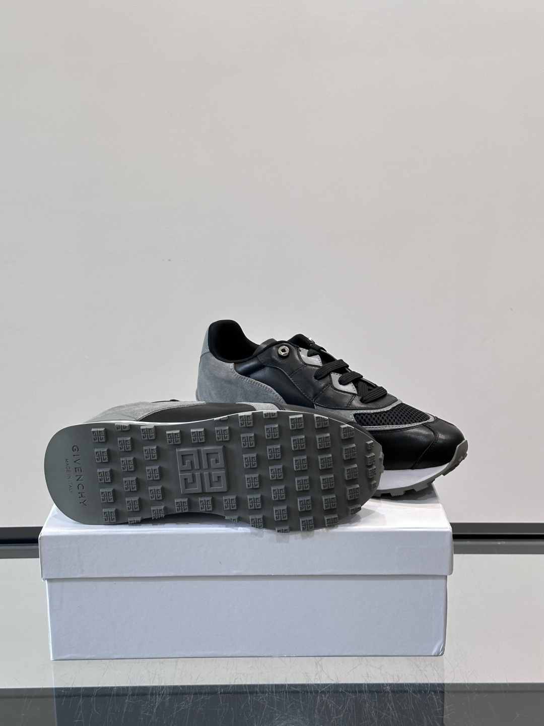 Givenchy 男士拼接休闲鞋​​👟，网面织物+皮革拼接，透气又耐穿！弹力织带+烫金Logo，简约时尚