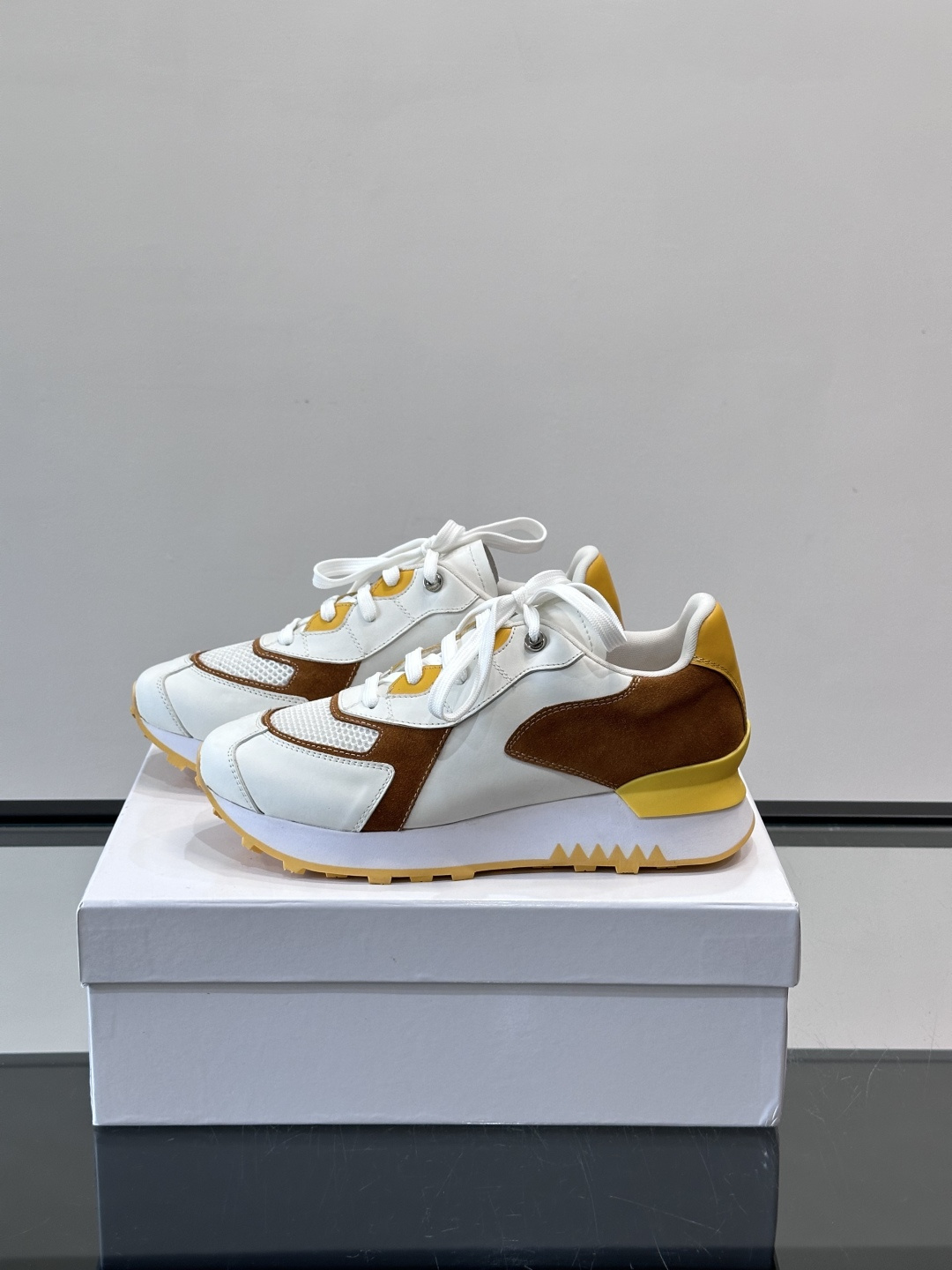 Givenchy 男士拼接休闲鞋​​👟，网面织物+皮革拼接，透气又耐穿！弹力织带+烫金Logo，简约时尚