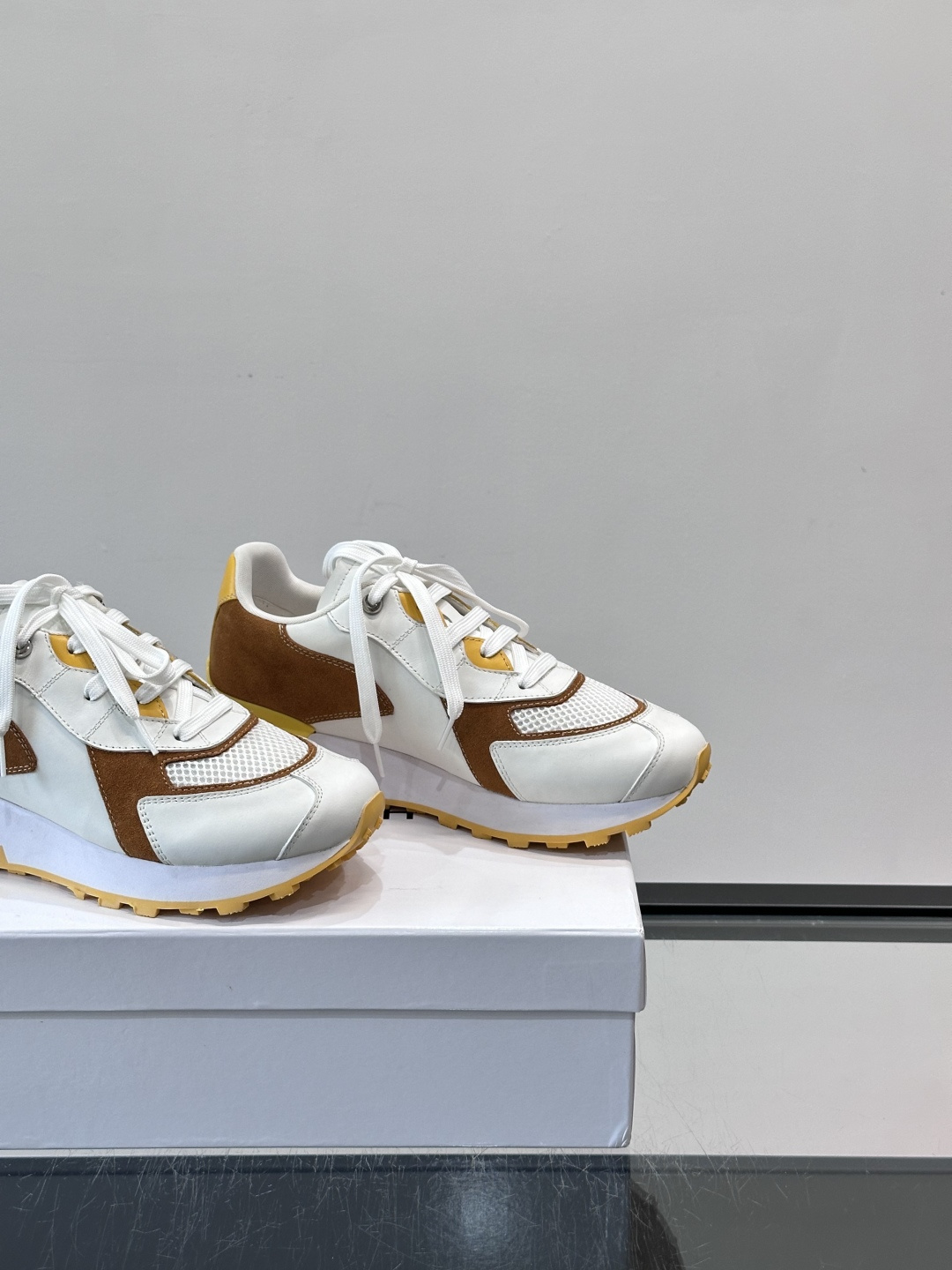 Givenchy 男士拼接休闲鞋​​👟，网面织物+皮革拼接，透气又耐穿！弹力织带+烫金Logo，简约时尚
