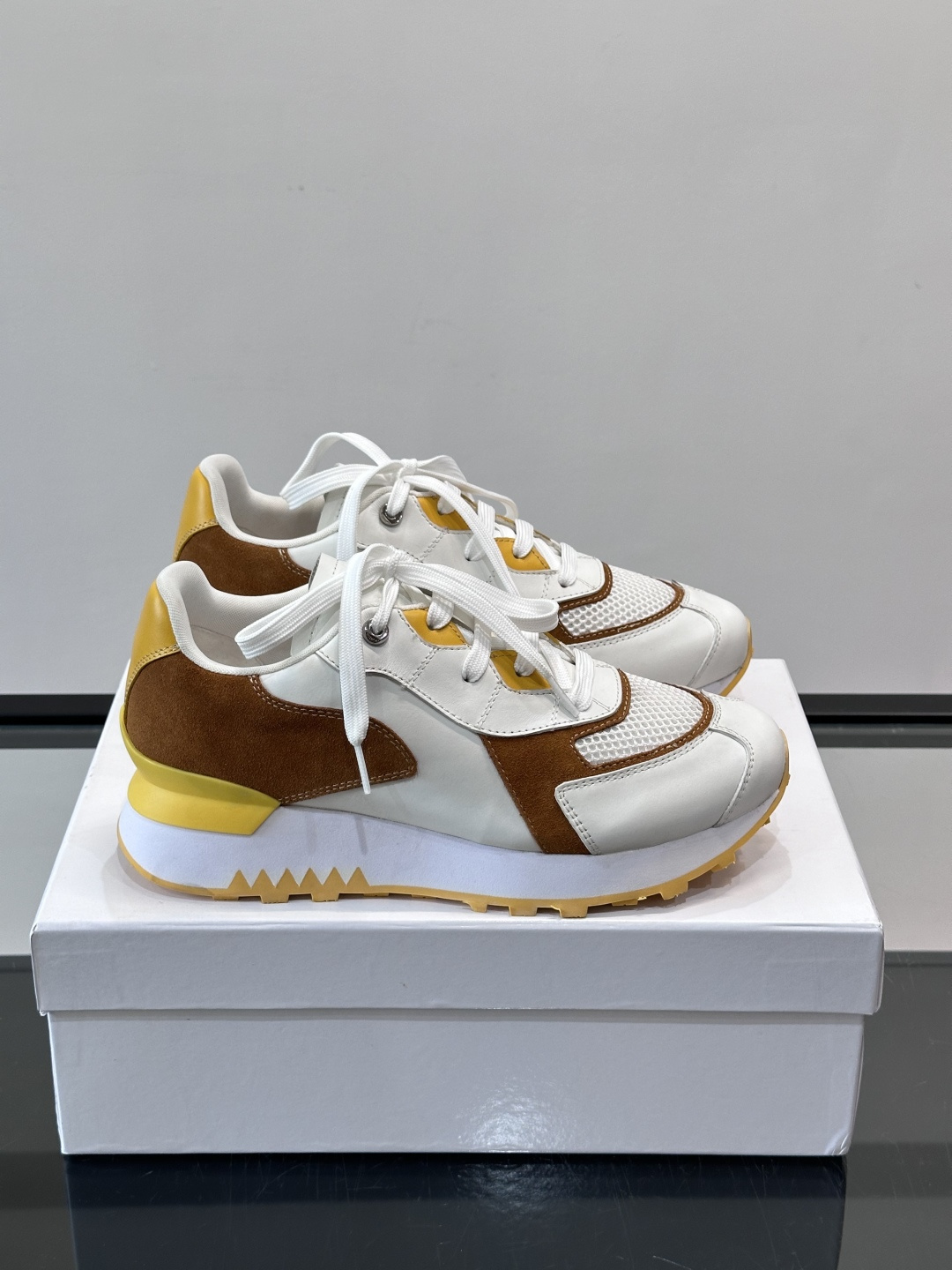 Givenchy 男士拼接休闲鞋​​👟，网面织物+皮革拼接，透气又耐穿！弹力织带+烫金Logo，简约时尚