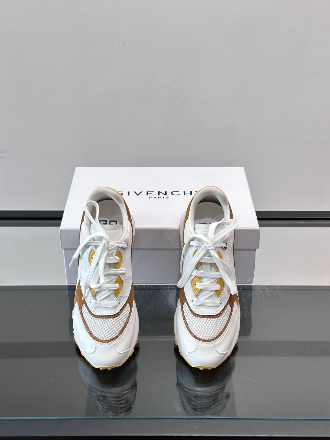 Givenchy 男士拼接休闲鞋​​👟，网面织物+皮革拼接，透气又耐穿！弹力织带+烫金Logo，简约时尚