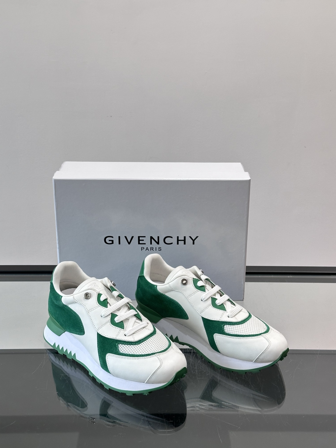 Givenchy 男士拼接休闲鞋​​👟，网面织物+皮革拼接，透气又耐穿！弹力织带+烫金Logo，简约时尚