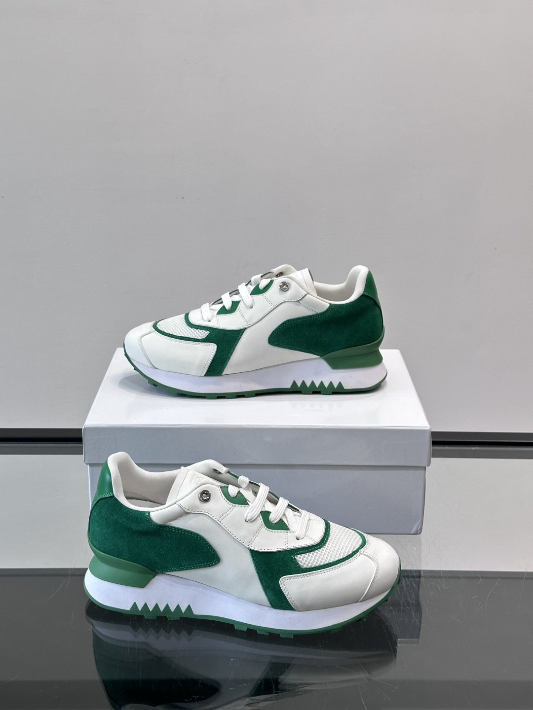 Givenchy 男士拼接休闲鞋​​👟，网面织物+皮革拼接，透气又耐穿！弹力织带+烫金Logo，简约时尚