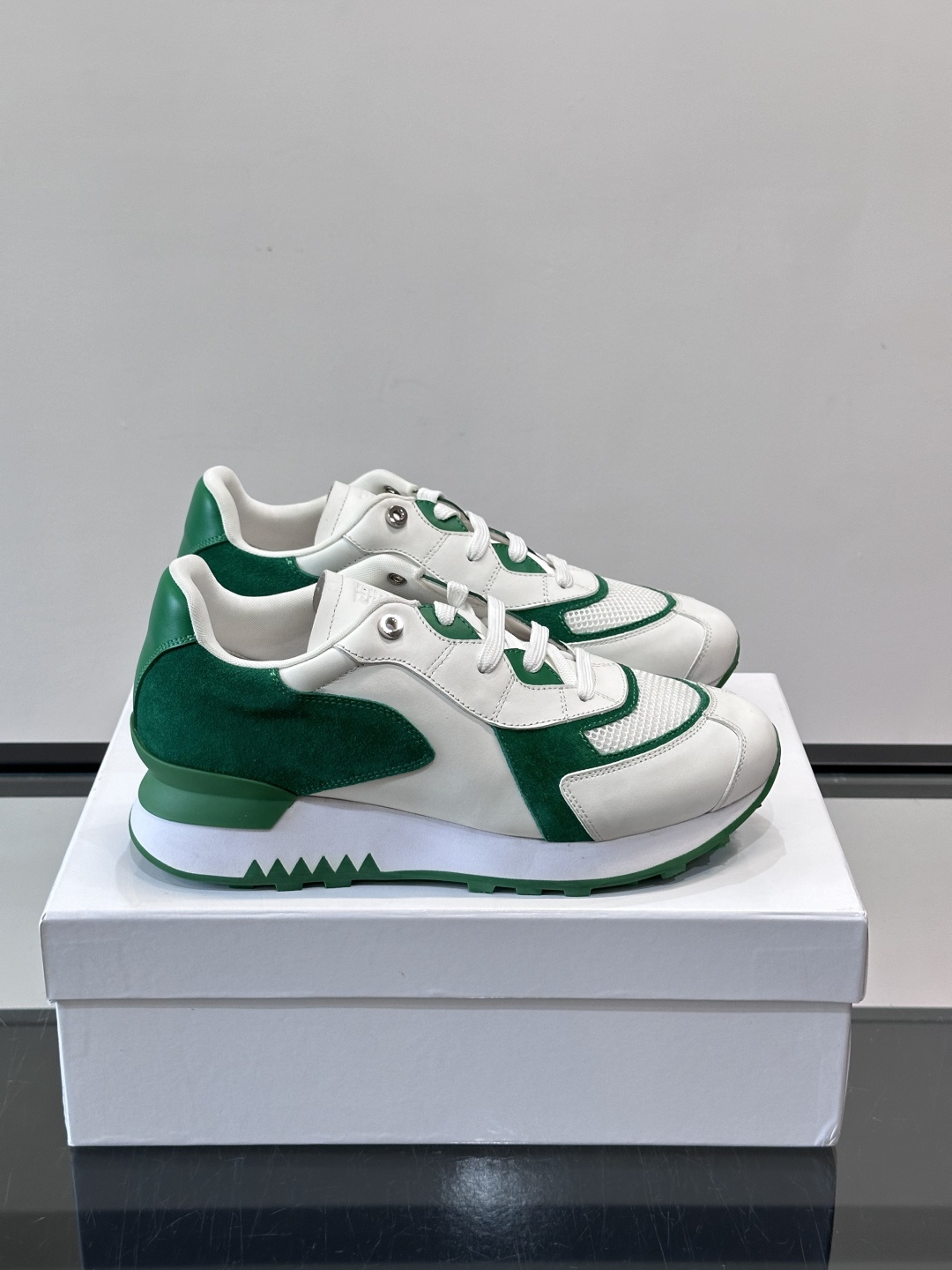 Givenchy 男士拼接休闲鞋​​👟，网面织物+皮革拼接，透气又耐穿！弹力织带+烫金Logo，简约时尚