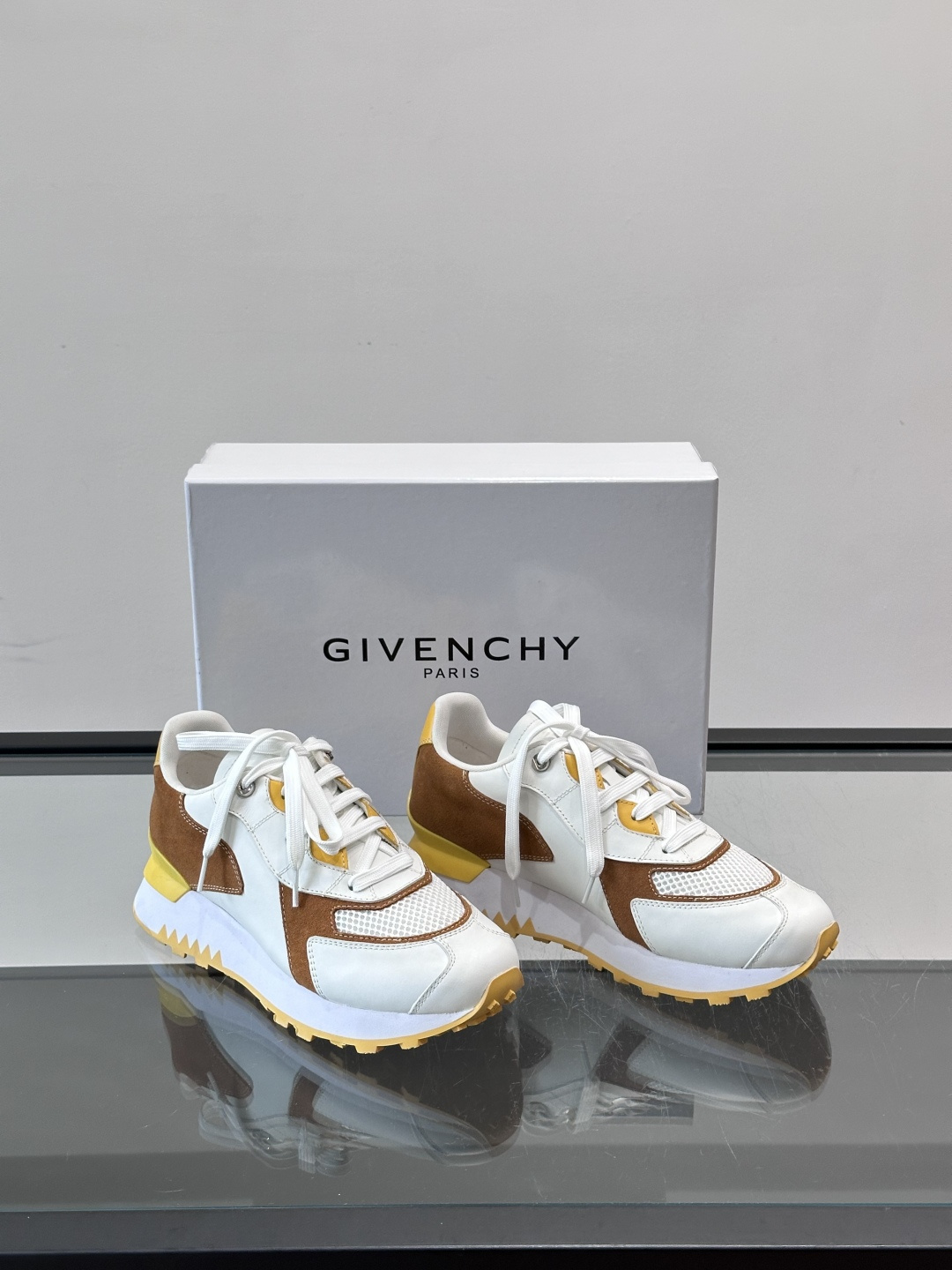 Givenchy 男士拼接休闲鞋​​👟，网面织物+皮革拼接，透气又耐穿！弹力织带+烫金Logo，简约时尚