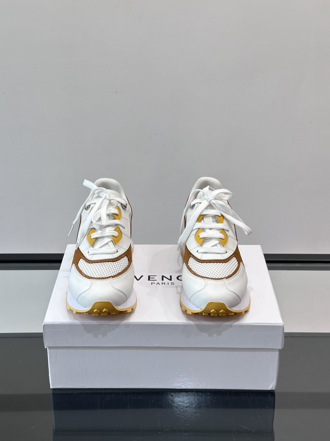 Givenchy 男士拼接休闲鞋​​👟，网面织物+皮革拼接，透气又耐穿！弹力织带+烫金Logo，简约时尚
