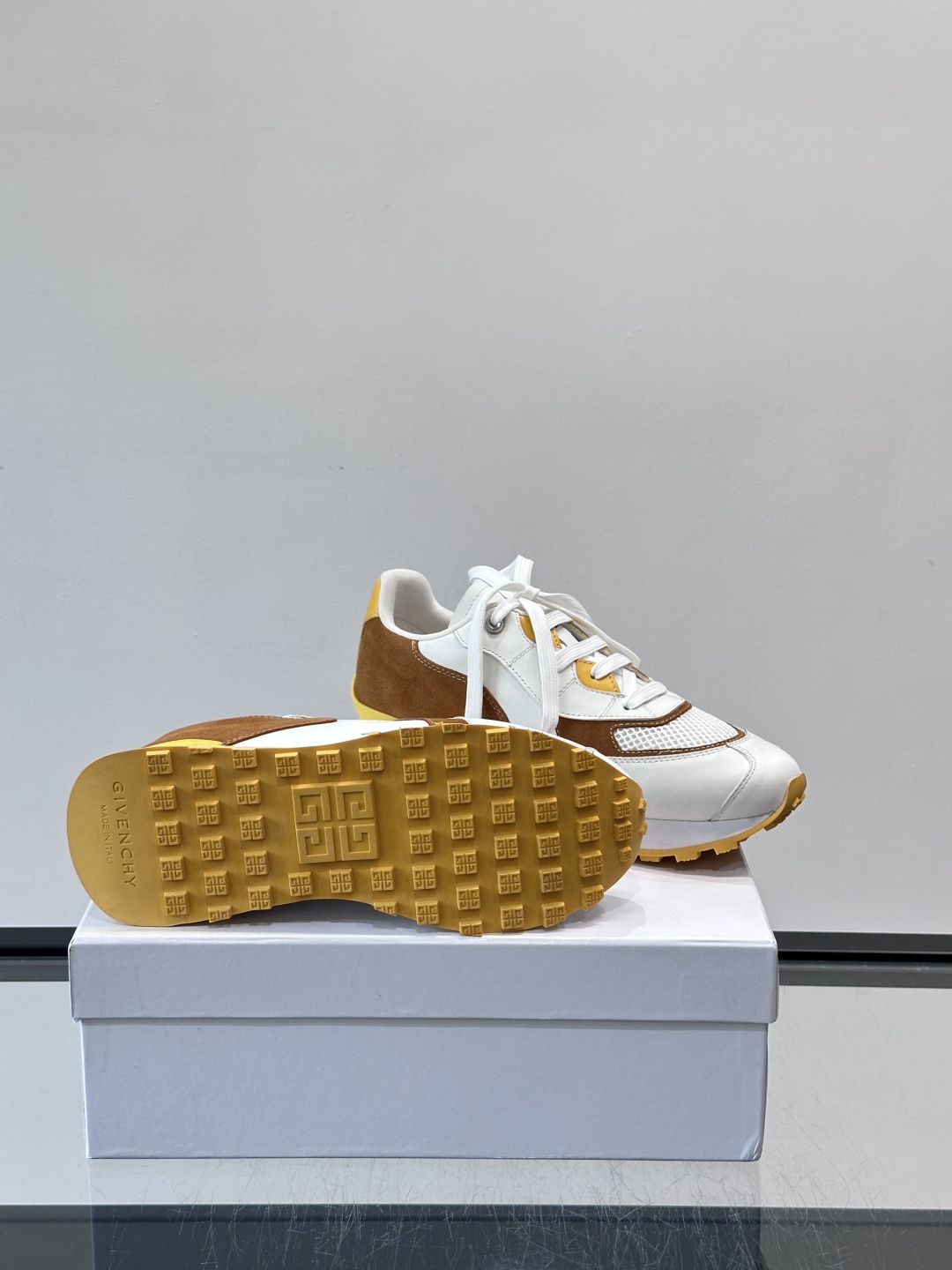 Givenchy 男士拼接休闲鞋​​👟，网面织物+皮革拼接，透气又耐穿！弹力织带+烫金Logo，简约时尚