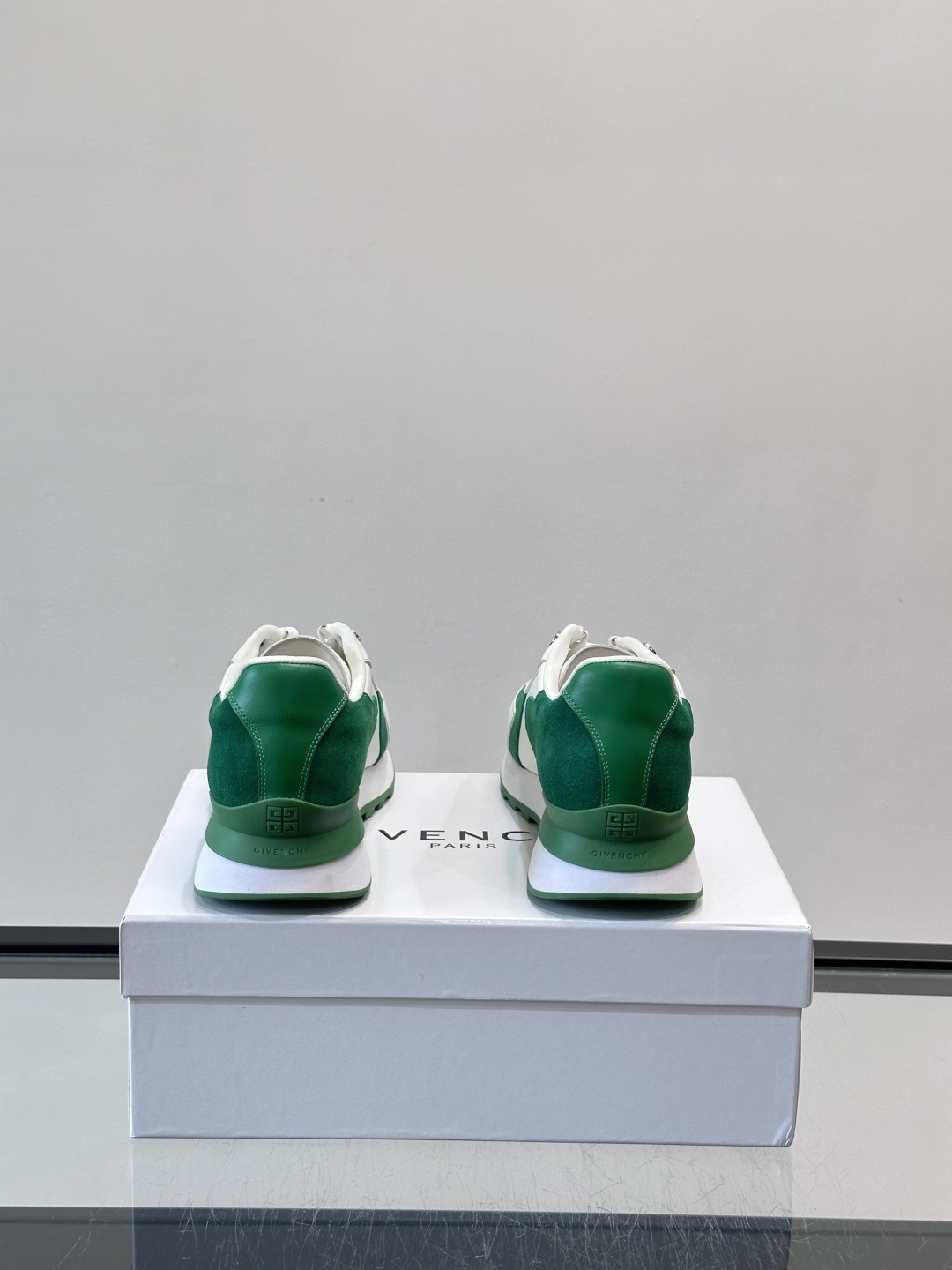 Givenchy 男士拼接休闲鞋​​👟，网面织物+皮革拼接，透气又耐穿！弹力织带+烫金Logo，简约时尚