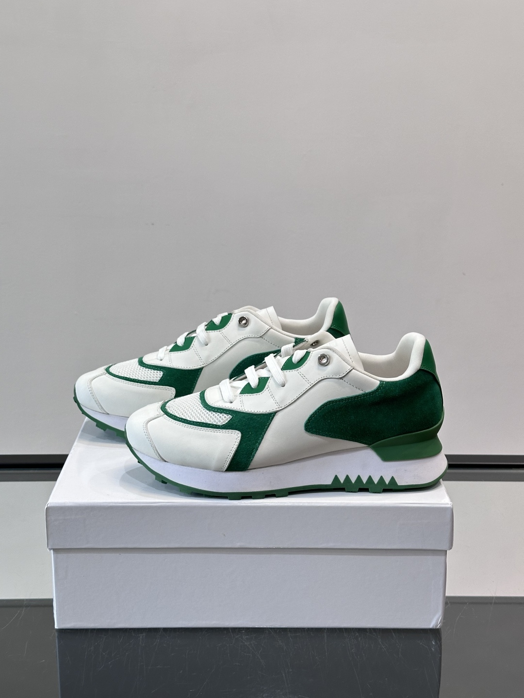 Givenchy 男士拼接休闲鞋​​👟，网面织物+皮革拼接，透气又耐穿！弹力织带+烫金Logo，简约时尚