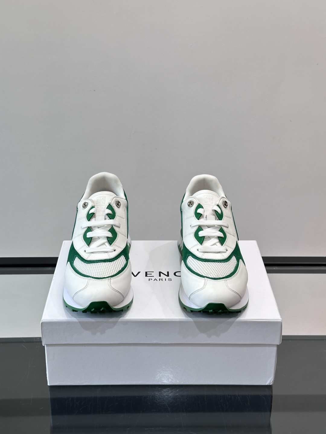 Givenchy 男士拼接休闲鞋​​👟，网面织物+皮革拼接，透气又耐穿！弹力织带+烫金Logo，简约时尚