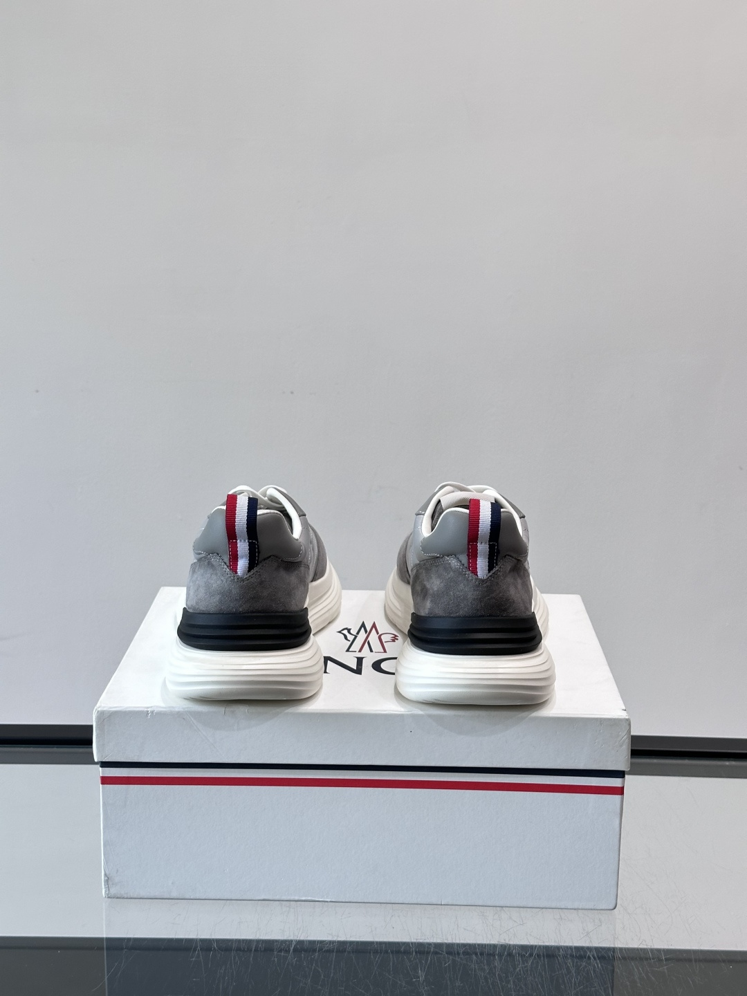 Moncler 男士休闲运动鞋👟Moncler TrailgriP系列运动鞋,绒面革+科技面料拼接, Moncler 男士休闲运动鞋👟Moncler TrailgriP系列运动鞋,绒面革+科技面料拼接,