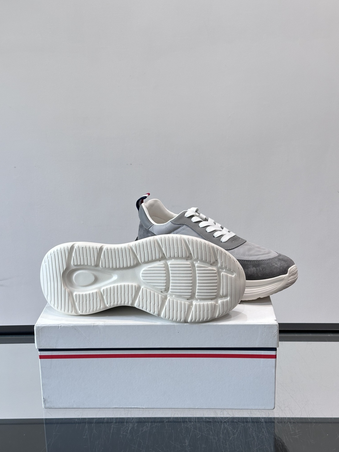 Moncler 男士休闲运动鞋👟Moncler TrailgriP系列运动鞋,绒面革+科技面料拼接, Moncler 男士休闲运动鞋👟Moncler TrailgriP系列运动鞋,绒面革+科技面料拼接,