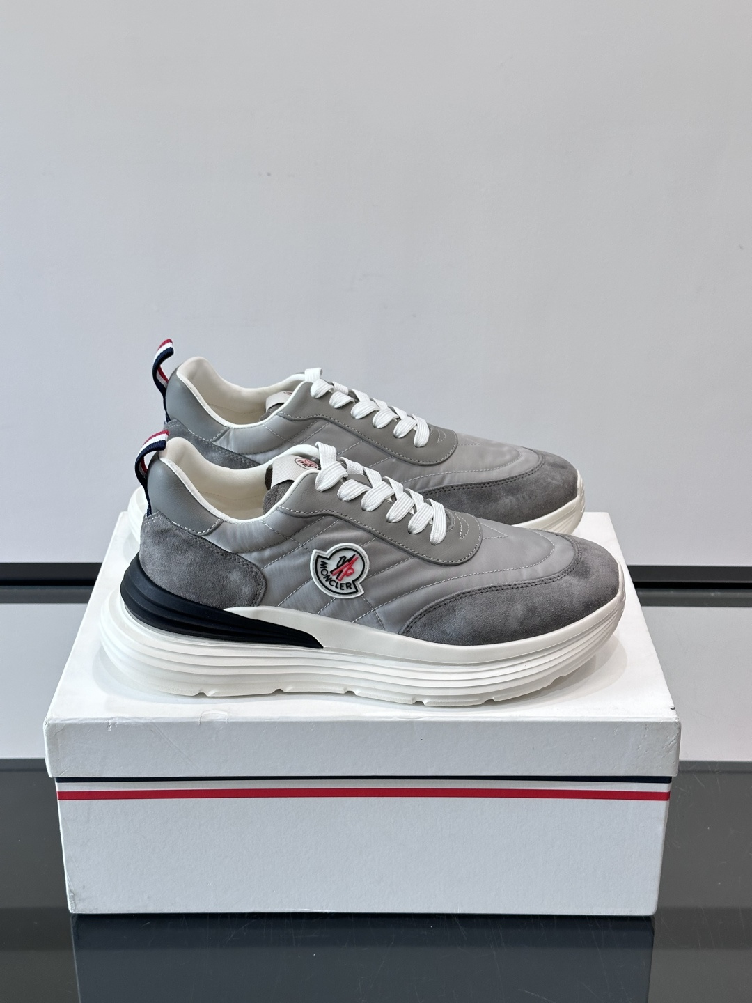 Moncler 男士休闲运动鞋​​👟Moncler TrailgriP系列运动鞋，绒面革+科技面料拼接，