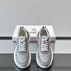 Moncler 男士休闲运动鞋👟Moncler TrailgriP系列运动鞋,绒面革+科技面料拼接, Moncler 男士休闲运动鞋👟Moncler TrailgriP系列运动鞋,绒面革+科技面料拼接,