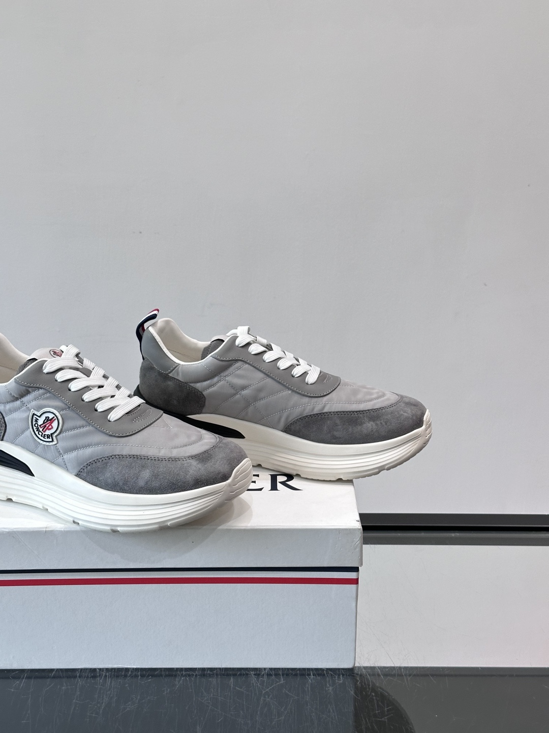 Moncler 男士休闲运动鞋👟Moncler TrailgriP系列运动鞋,绒面革+科技面料拼接, Moncler 男士休闲运动鞋👟Moncler TrailgriP系列运动鞋,绒面革+科技面料拼接,