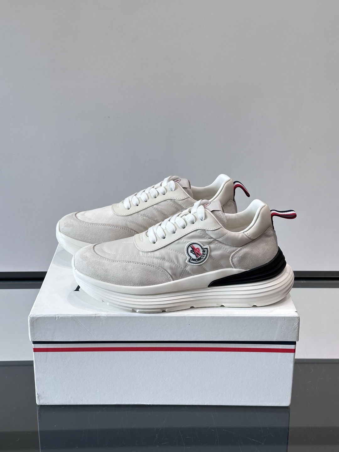 Moncler 男士休闲运动鞋👟Moncler TrailgriP系列运动鞋,绒面革+科技面料拼接, Moncler 男士休闲运动鞋👟Moncler TrailgriP系列运动鞋,绒面革+科技面料拼接,
