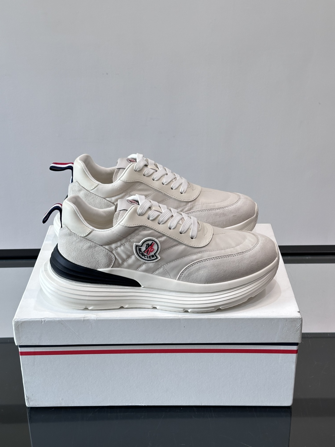 Moncler 男士休闲运动鞋​​👟Moncler TrailgriP系列运动鞋，绒面革+科技面料拼接，