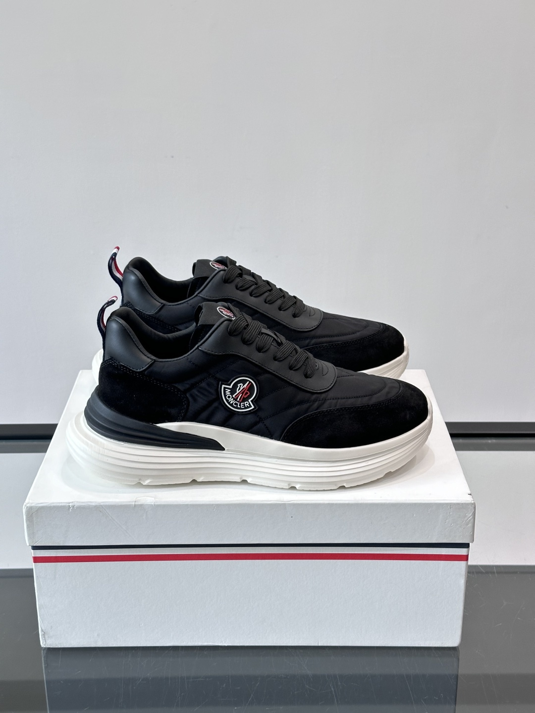 Moncler 男士休闲运动鞋​​👟Moncler TrailgriP系列运动鞋，绒面革+科技面料拼接，