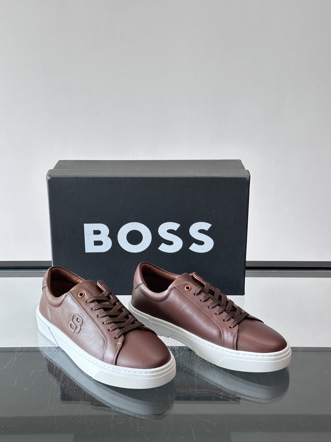 👞BOSS男士休闲板鞋，选用优质牛皮，低调百搭，橡胶鞋底耐磨抓地力强。简约鞋面+品牌标志，细节精致，内衬