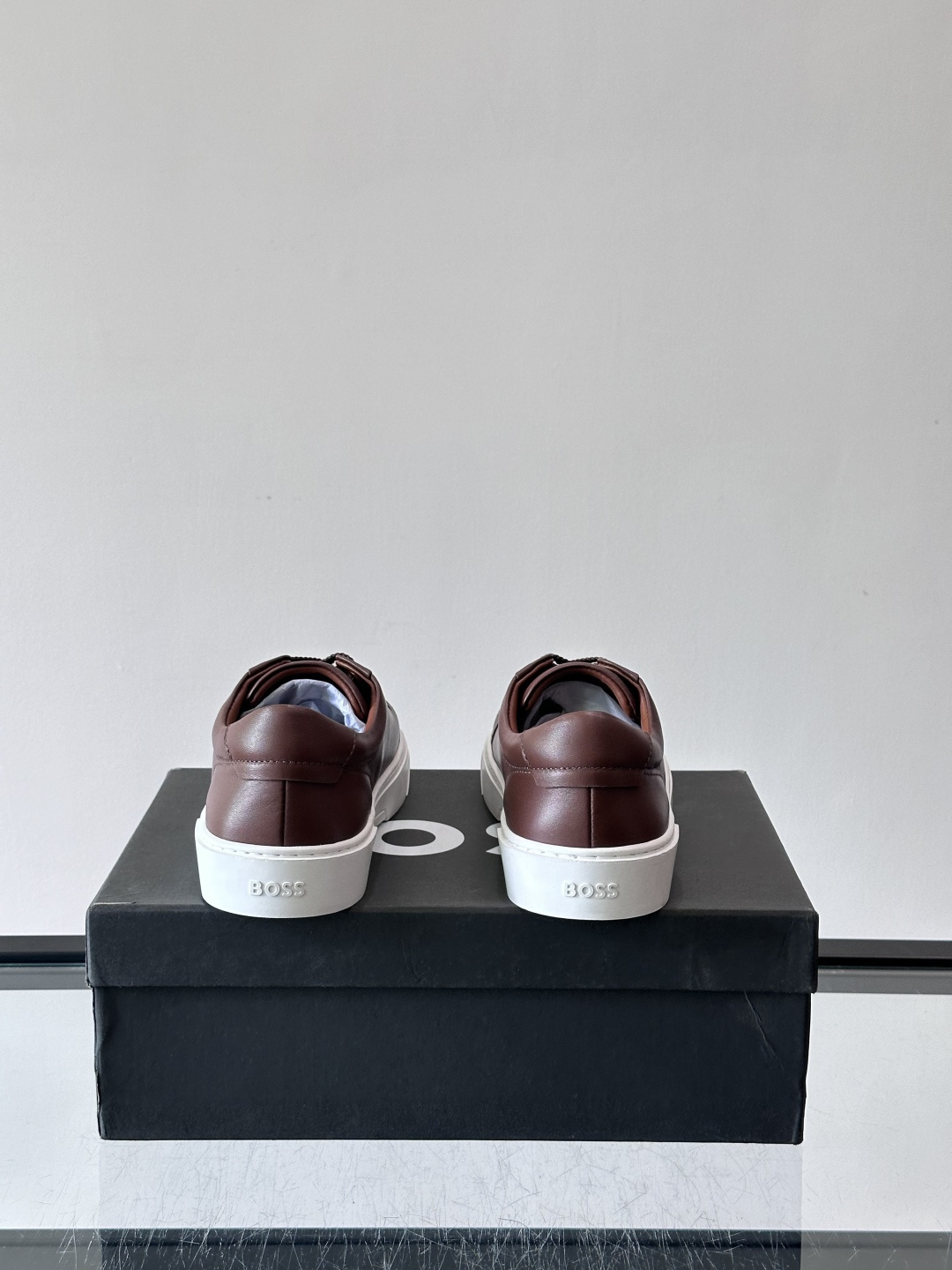 👞BOSS男士休闲板鞋，选用优质牛皮，低调百搭，橡胶鞋底耐磨抓地力强。简约鞋面+品牌标志，细节精致，内衬