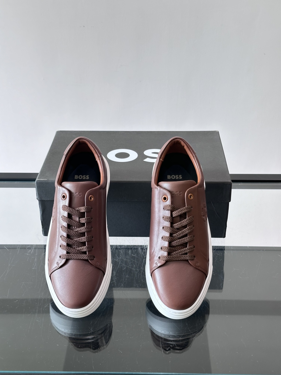👞BOSS男士休闲板鞋，选用优质牛皮，低调百搭，橡胶鞋底耐磨抓地力强。简约鞋面+品牌标志，细节精致，内衬