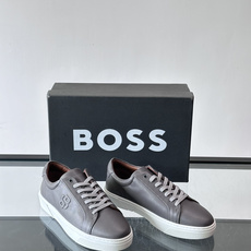 👞BOSS男士休闲板鞋,选用优质牛皮,低调百搭,橡胶鞋底耐磨抓地力强。简约鞋面+品牌标志,细节精致,内衬 👞BOSS男士休闲板鞋,选用优质牛皮,低调百搭,橡胶鞋底耐磨抓地力强。简约鞋面+品牌标志,细节精致,内衬