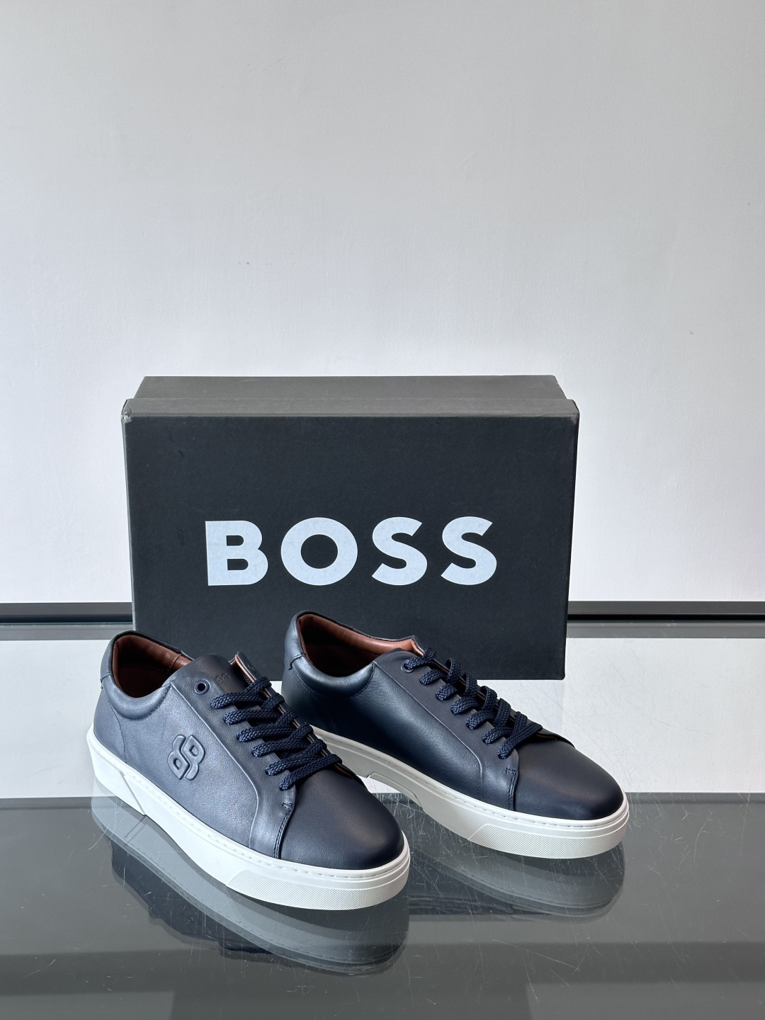 👞BOSS男士休闲板鞋,选用优质牛皮,低调百搭,橡胶鞋底耐磨抓地力强。简约鞋面+品牌标志,细节精致,内衬 👞BOSS男士休闲板鞋,选用优质牛皮,低调百搭,橡胶鞋底耐磨抓地力强。简约鞋面+品牌标志,细节精致,内衬