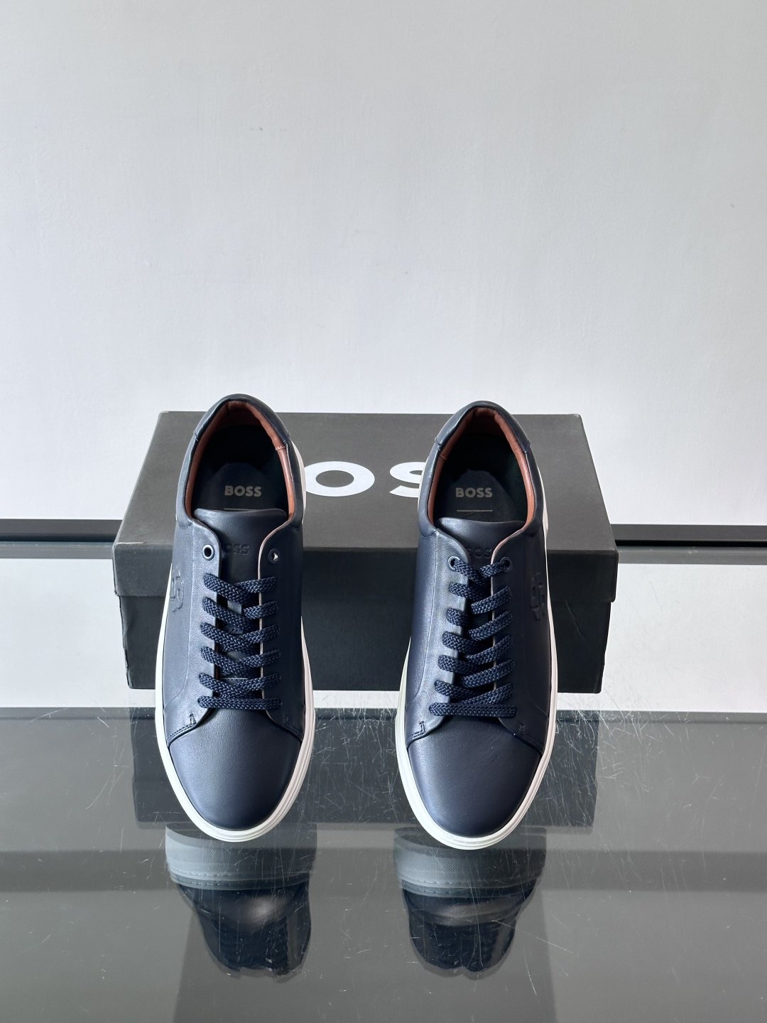 👞BOSS男士休闲板鞋,选用优质牛皮,低调百搭,橡胶鞋底耐磨抓地力强。简约鞋面+品牌标志,细节精致,内衬 👞BOSS男士休闲板鞋,选用优质牛皮,低调百搭,橡胶鞋底耐磨抓地力强。简约鞋面+品牌标志,细节精致,内衬