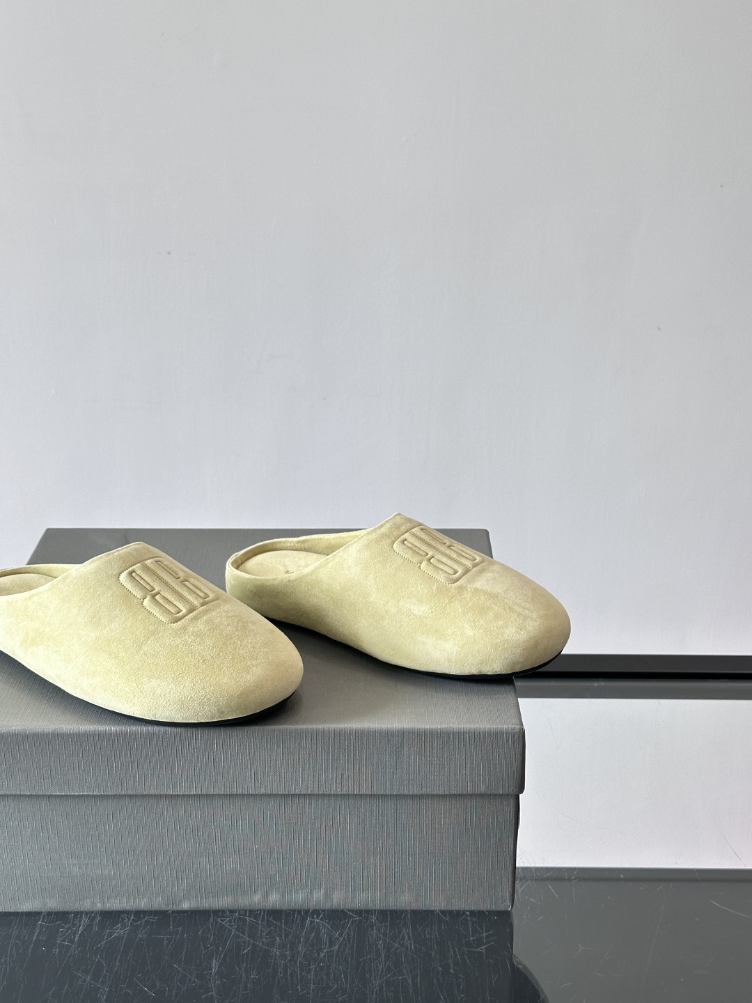 Balenciaga巴黎世家2026系列半拖鞋，采用柔软绒面材质，触感细腻，简约百搭。鞋面有品牌标志，辨