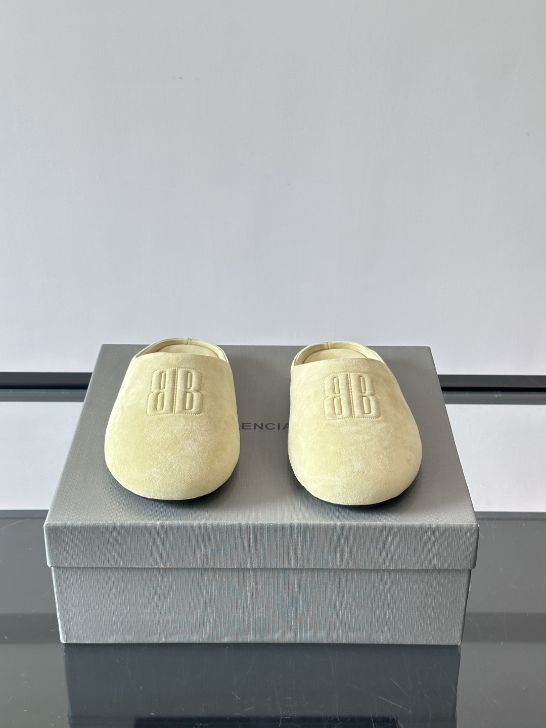 Balenciaga巴黎世家2026系列半拖鞋，采用柔软绒面材质，触感细腻，简约百搭。鞋面有品牌标志，辨