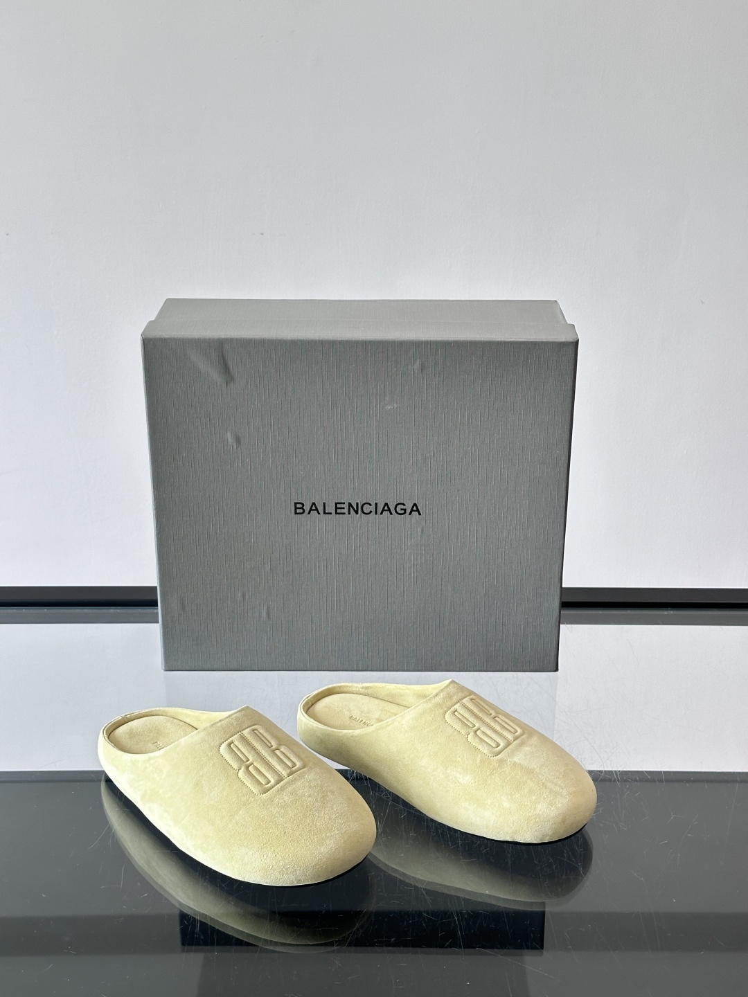 Balenciaga巴黎世家2026系列半拖鞋，采用柔软绒面材质，触感细腻，简约百搭。鞋面有品牌标志，辨