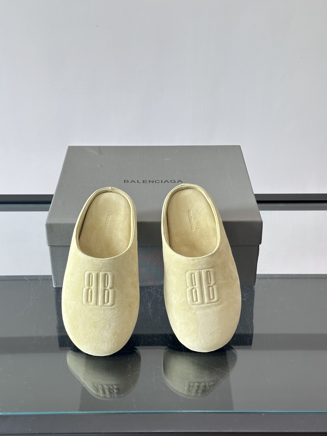 Balenciaga巴黎世家2026系列半拖鞋，采用柔软绒面材质，触感细腻，简约百搭。鞋面有品牌标志，辨