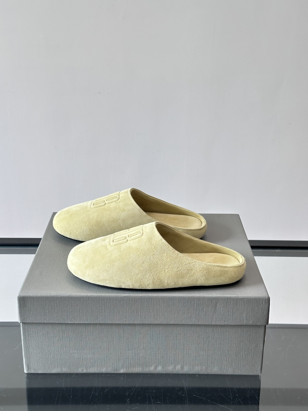 Balenciaga巴黎世家2026系列半拖鞋，采用柔软绒面材质，触感细腻，简约百搭。鞋面有品牌标志，辨