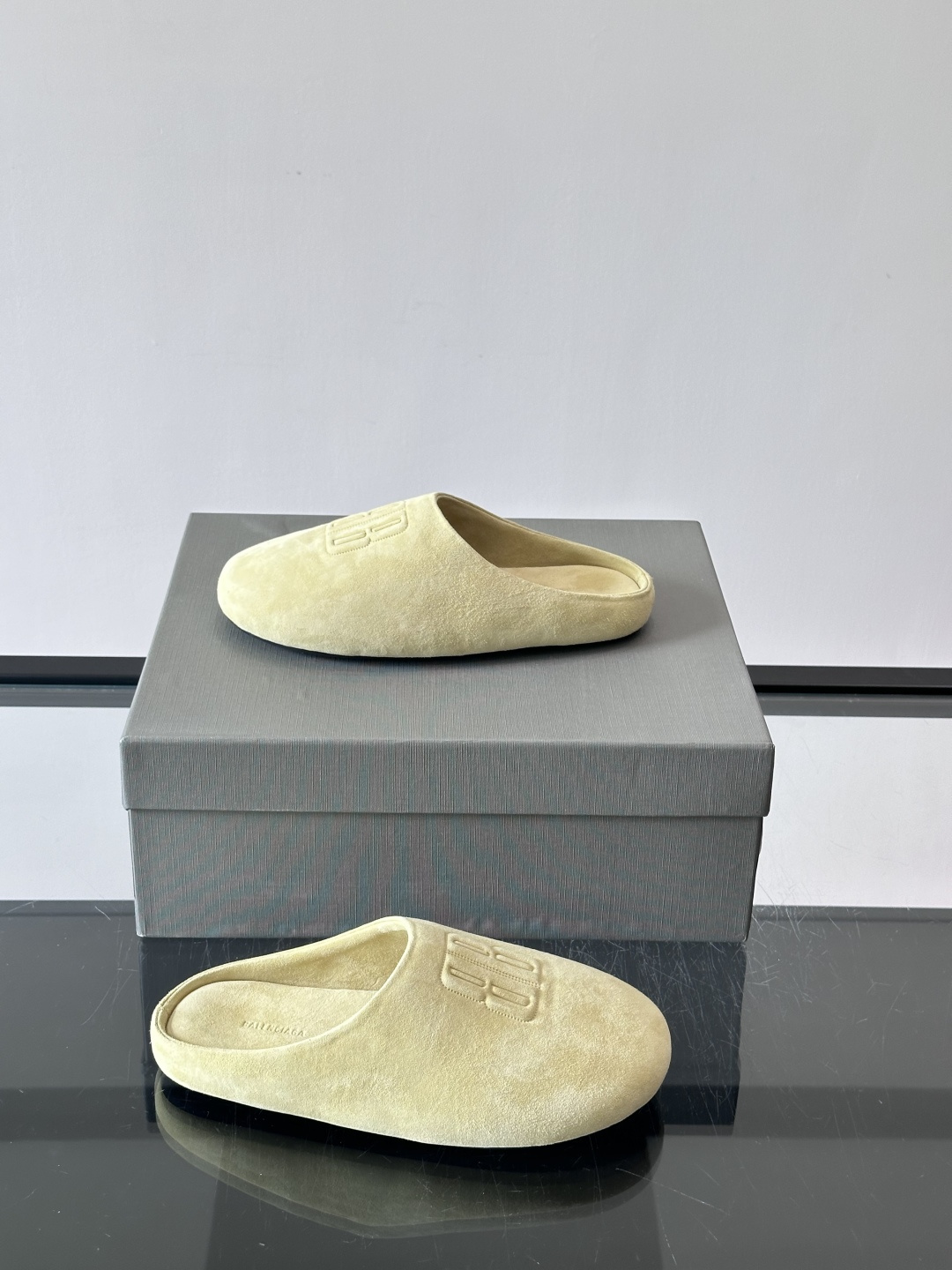 Balenciaga巴黎世家2026系列半拖鞋，采用柔软绒面材质，触感细腻，简约百搭。鞋面有品牌标志，辨