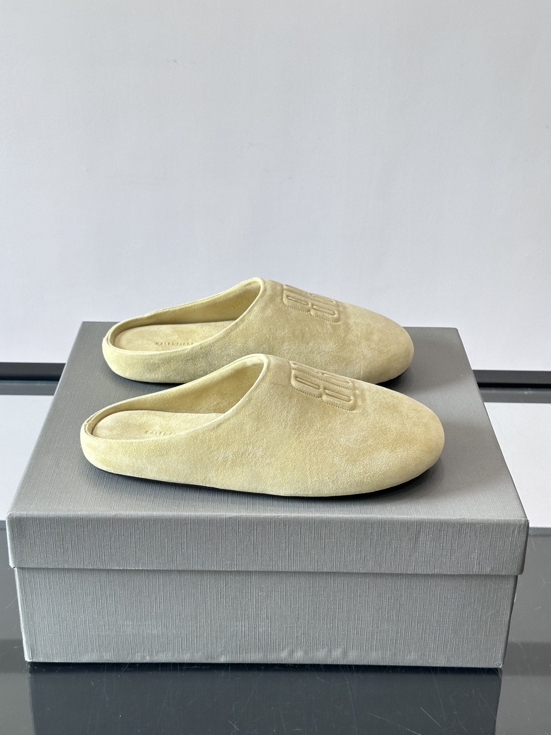Balenciaga巴黎世家2026系列半拖鞋，采用柔软绒面材质，触感细腻，简约百搭。鞋面有品牌标志，辨