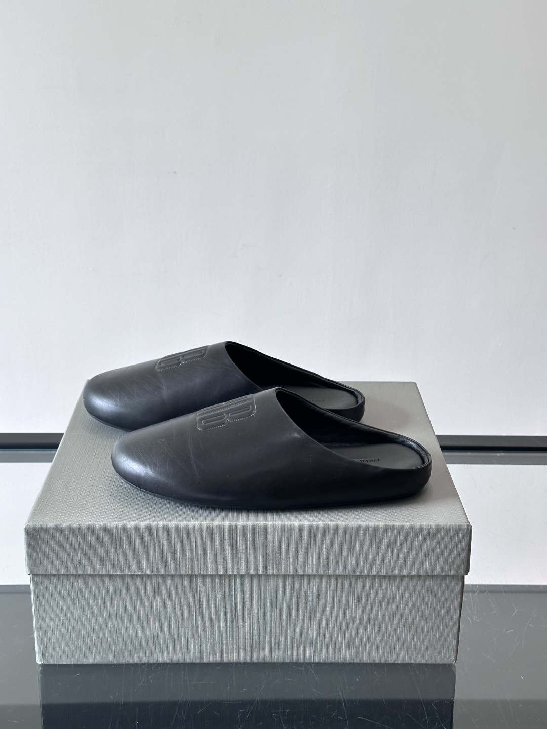 Balenciaga巴黎世家2026系列半拖鞋，采用柔软绒面材质，触感细腻，简约百搭。鞋面有品牌标志，辨