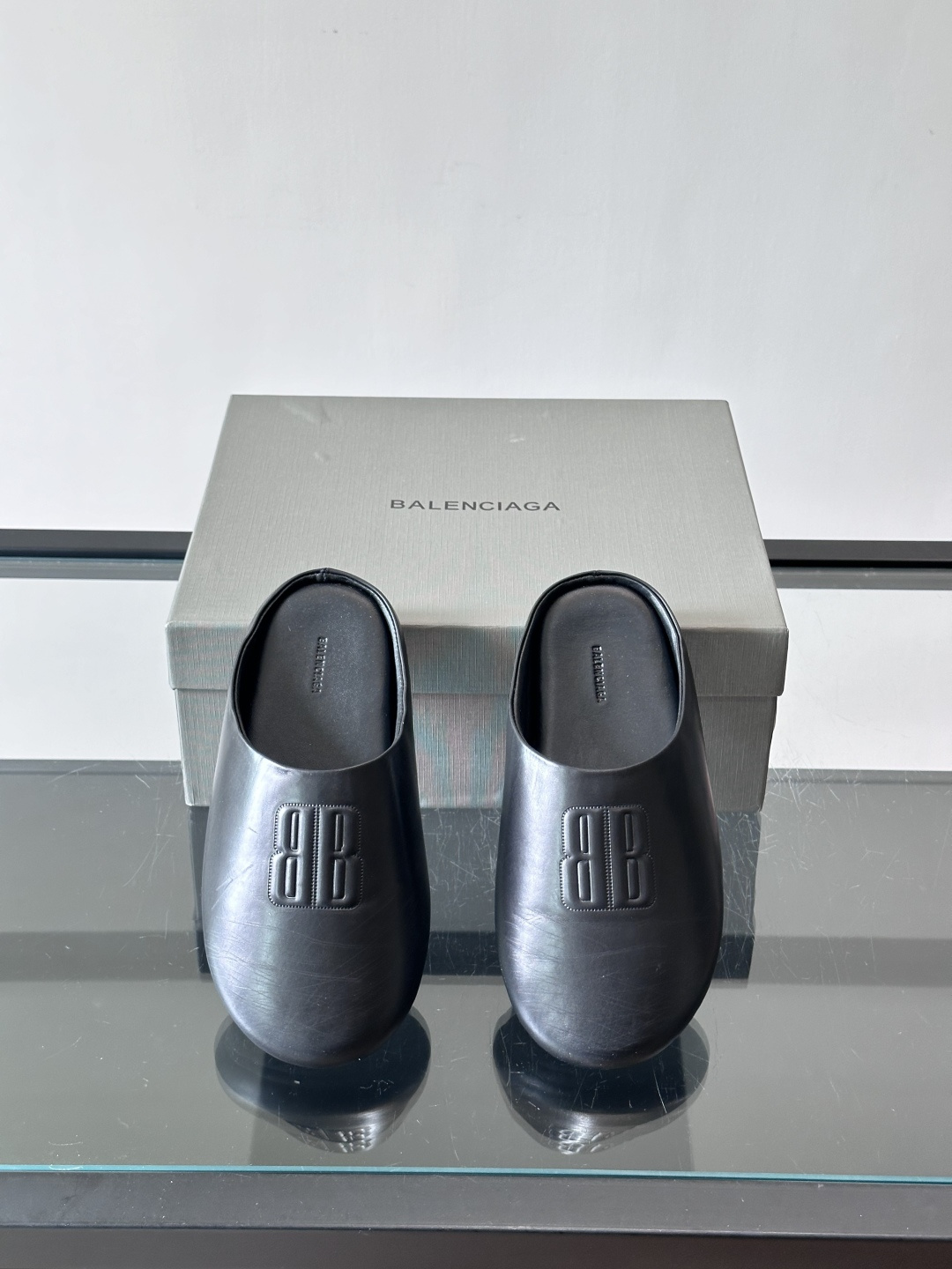 Balenciaga巴黎世家2026系列半拖鞋，采用柔软绒面材质，触感细腻，简约百搭。鞋面有品牌标志，辨