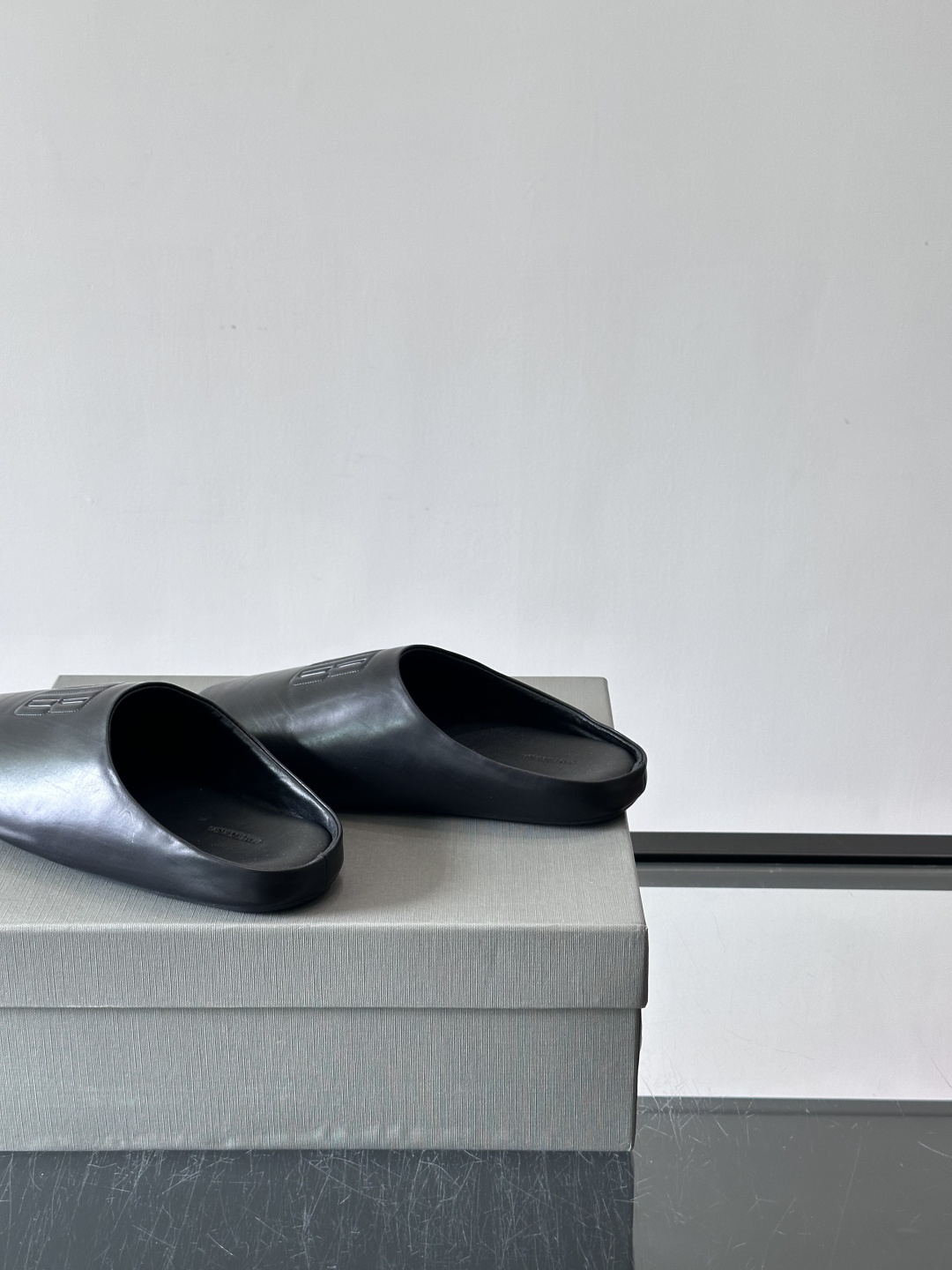 Balenciaga巴黎世家2026系列半拖鞋，采用柔软绒面材质，触感细腻，简约百搭。鞋面有品牌标志，辨