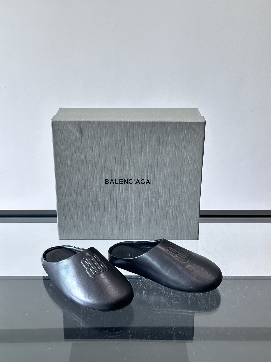 Balenciaga巴黎世家2026系列半拖鞋，采用柔软绒面材质，触感细腻，简约百搭。鞋面有品牌标志，辨