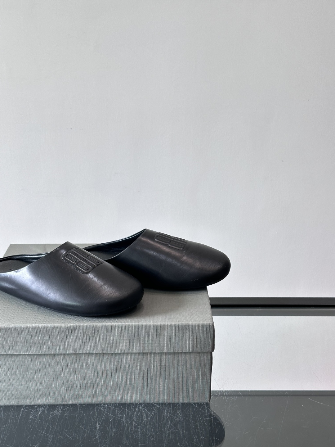 Balenciaga巴黎世家2026系列半拖鞋，采用柔软绒面材质，触感细腻，简约百搭。鞋面有品牌标志，辨