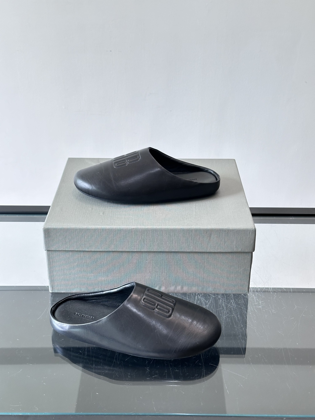Balenciaga巴黎世家2026系列半拖鞋，采用柔软绒面材质，触感细腻，简约百搭。鞋面有品牌标志，辨