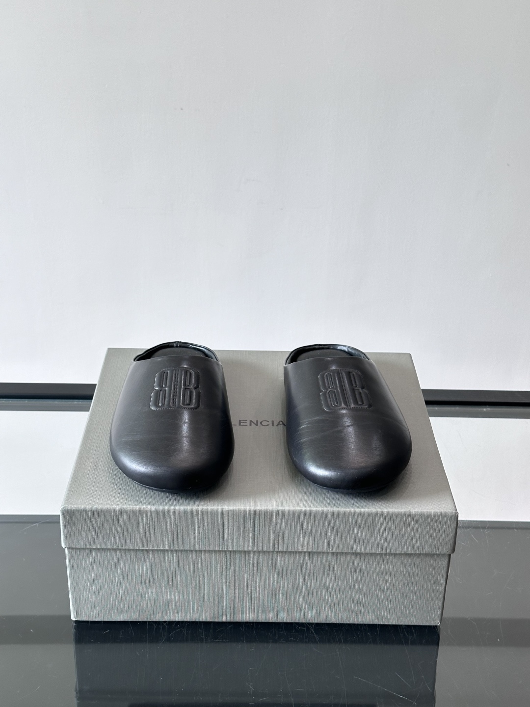 Balenciaga巴黎世家2026系列半拖鞋，采用柔软绒面材质，触感细腻，简约百搭。鞋面有品牌标志，辨