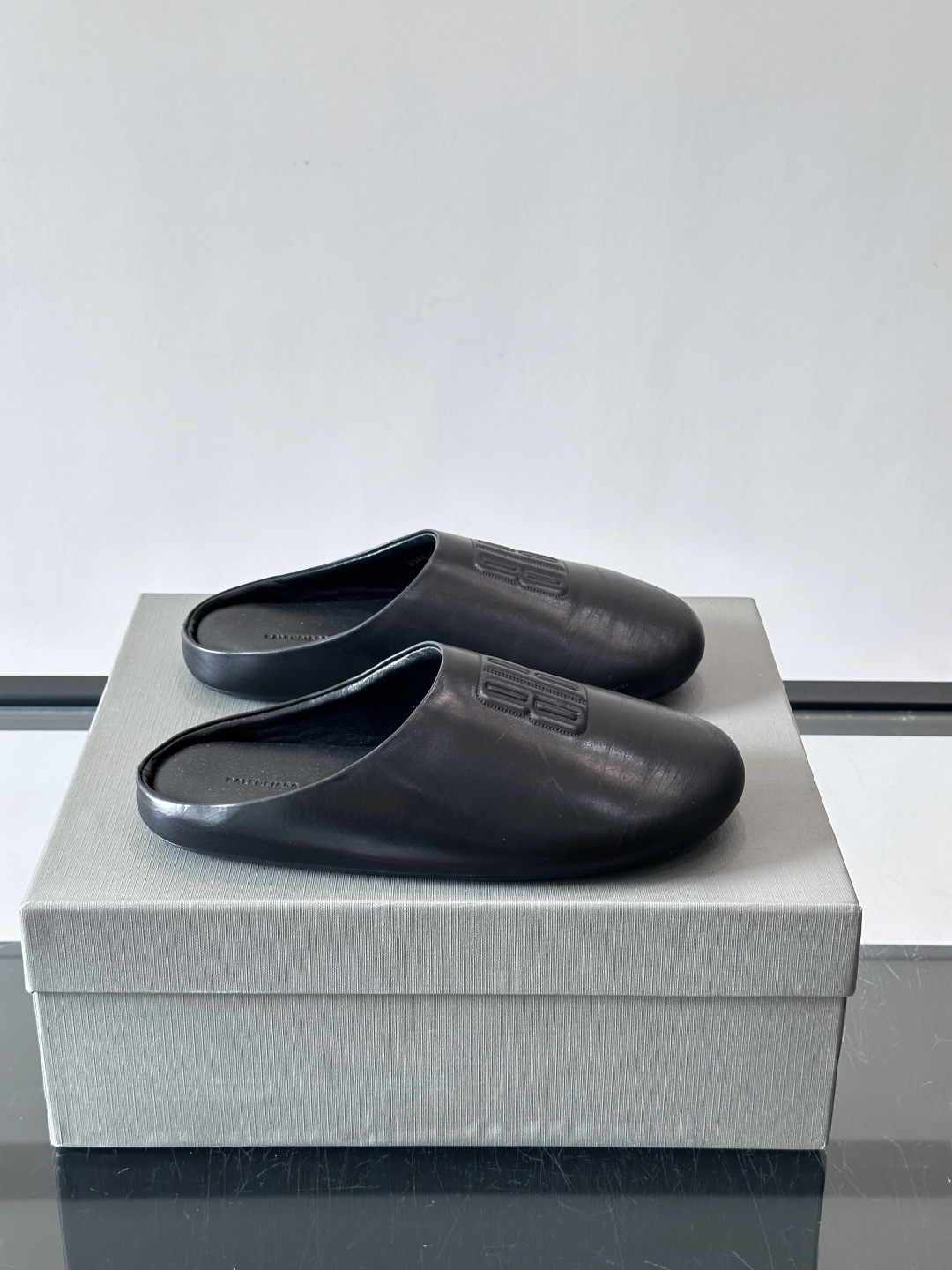 Balenciaga巴黎世家2026系列半拖鞋，采用柔软绒面材质，触感细腻，简约百搭。鞋面有品牌标志，辨