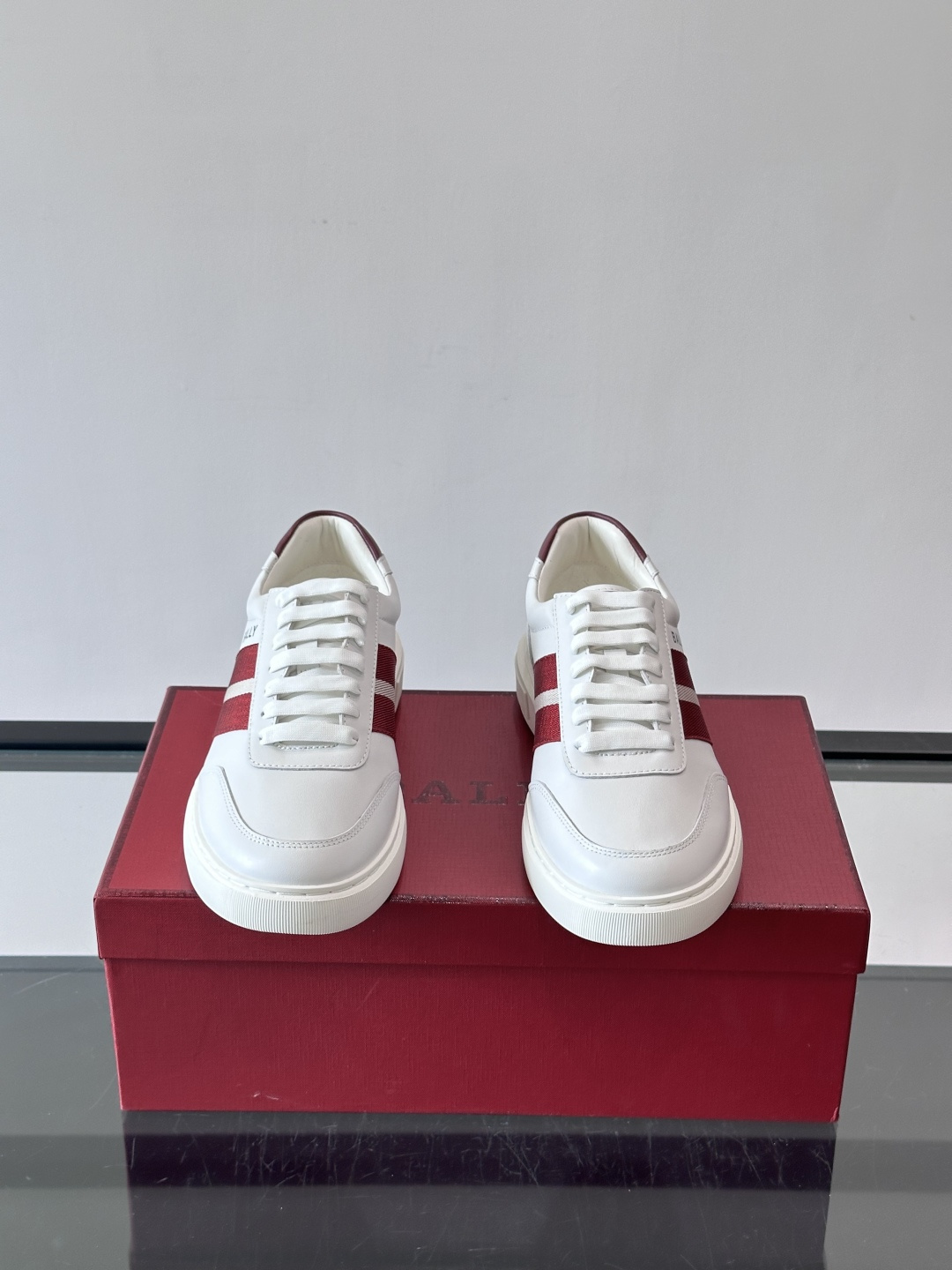 Bally 男士拼色运动鞋👟,简约又有活力,优质皮革➕条纹,辨识度超高!鞋底耐磨橡胶,穿着舒适,日常 Bally 男士拼色运动鞋👟,简约又有活力,优质皮革➕条纹,辨识度超高!鞋底耐磨橡胶,穿着舒适,日常