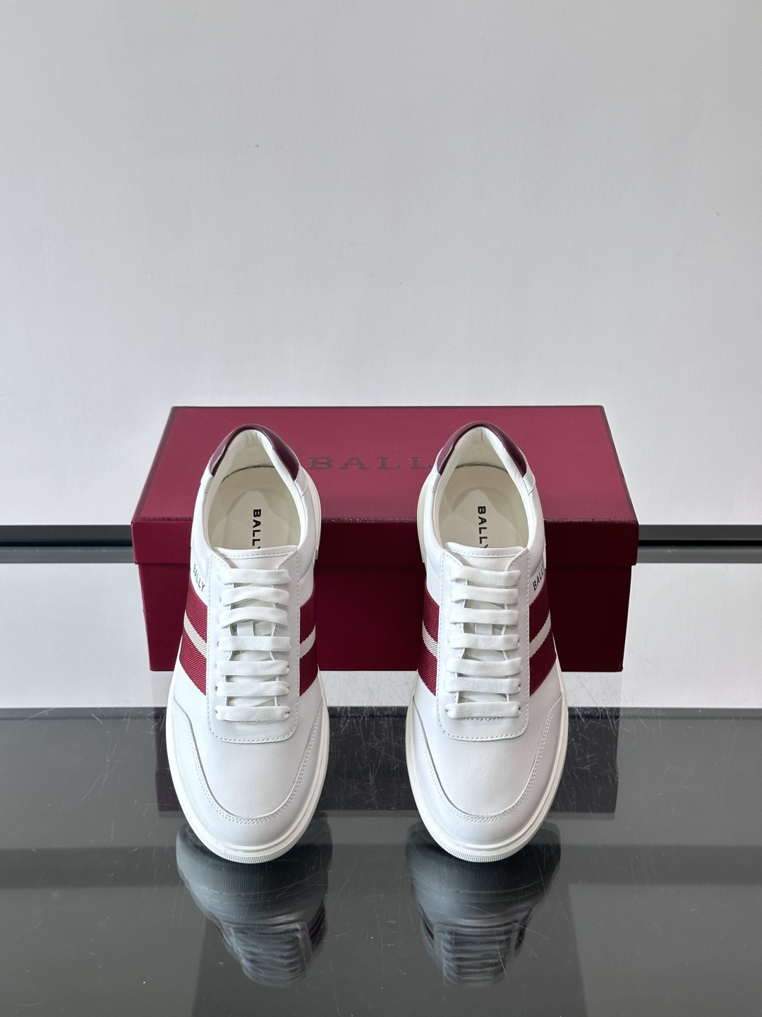 Bally 男士拼色运动鞋👟,简约又有活力,优质皮革➕条纹,辨识度超高!鞋底耐磨橡胶,穿着舒适,日常 Bally 男士拼色运动鞋👟,简约又有活力,优质皮革➕条纹,辨识度超高!鞋底耐磨橡胶,穿着舒适,日常