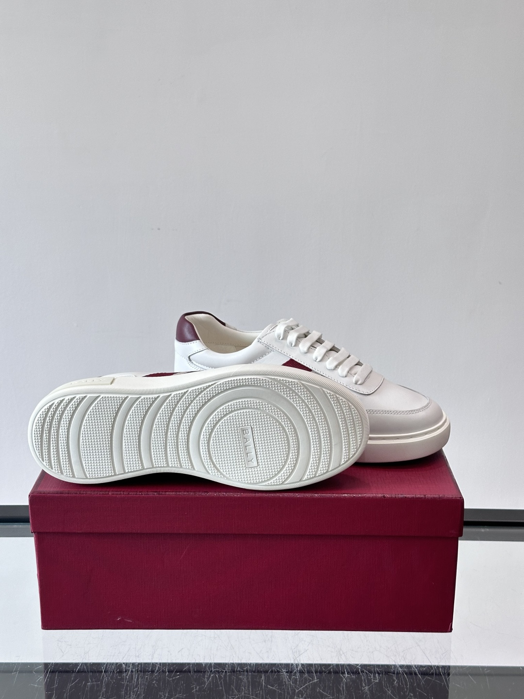 Bally 男士拼色运动鞋👟,简约又有活力,优质皮革➕条纹,辨识度超高!鞋底耐磨橡胶,穿着舒适,日常 Bally 男士拼色运动鞋👟,简约又有活力,优质皮革➕条纹,辨识度超高!鞋底耐磨橡胶,穿着舒适,日常