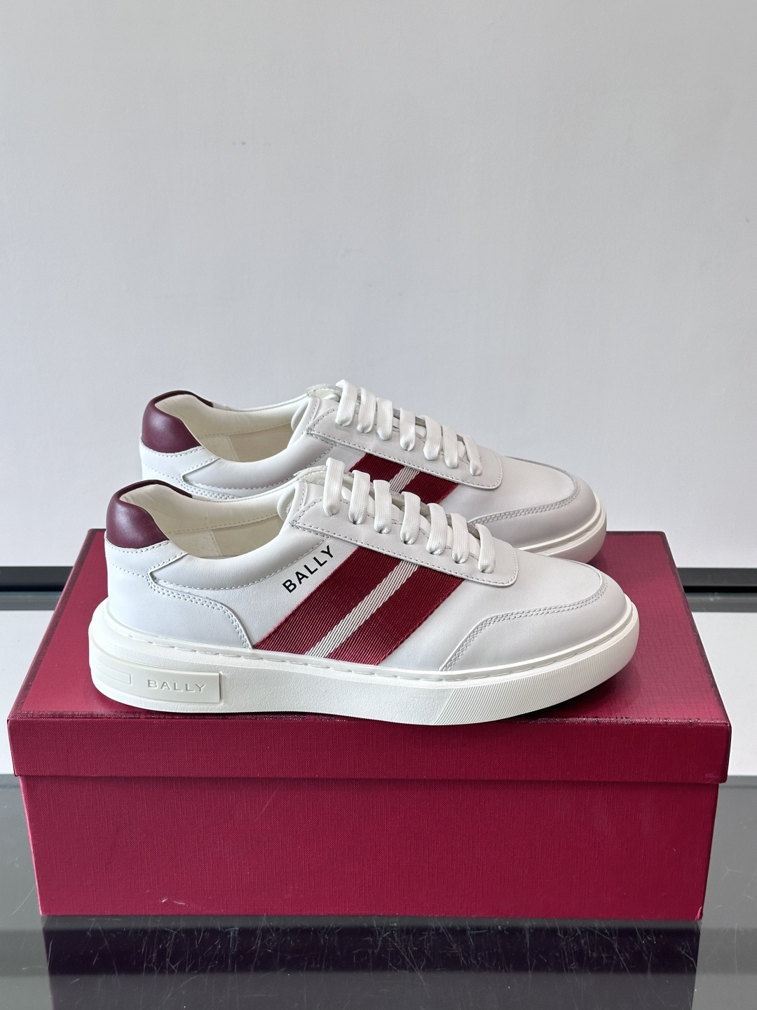 Bally 男士拼色运动鞋​​👟，简约又有活力，优质皮革➕条纹，辨识度超高！鞋底耐磨橡胶，穿着舒适，日常