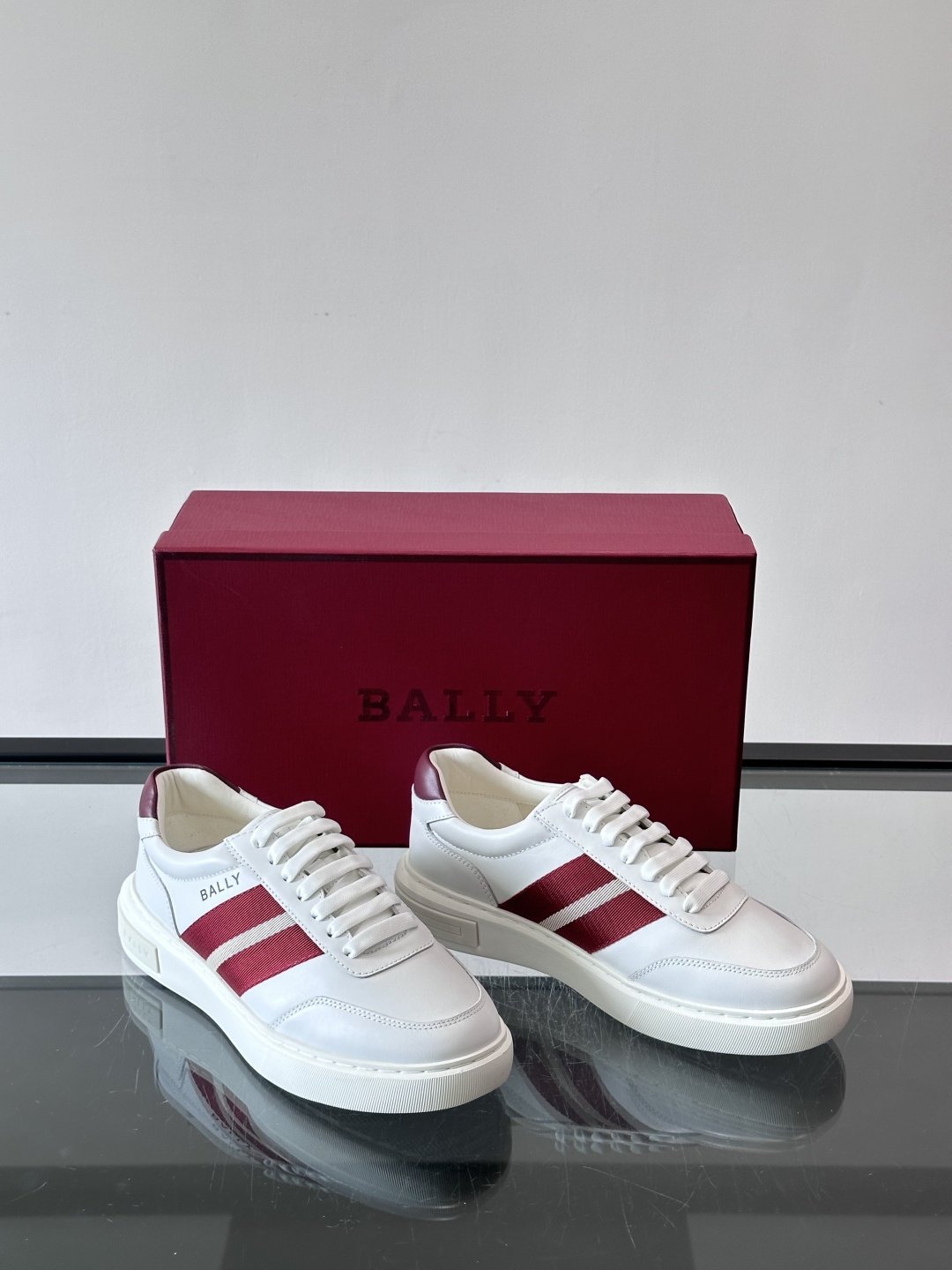 Bally 男士拼色运动鞋👟,简约又有活力,优质皮革➕条纹,辨识度超高!鞋底耐磨橡胶,穿着舒适,日常 Bally 男士拼色运动鞋👟,简约又有活力,优质皮革➕条纹,辨识度超高!鞋底耐磨橡胶,穿着舒适,日常