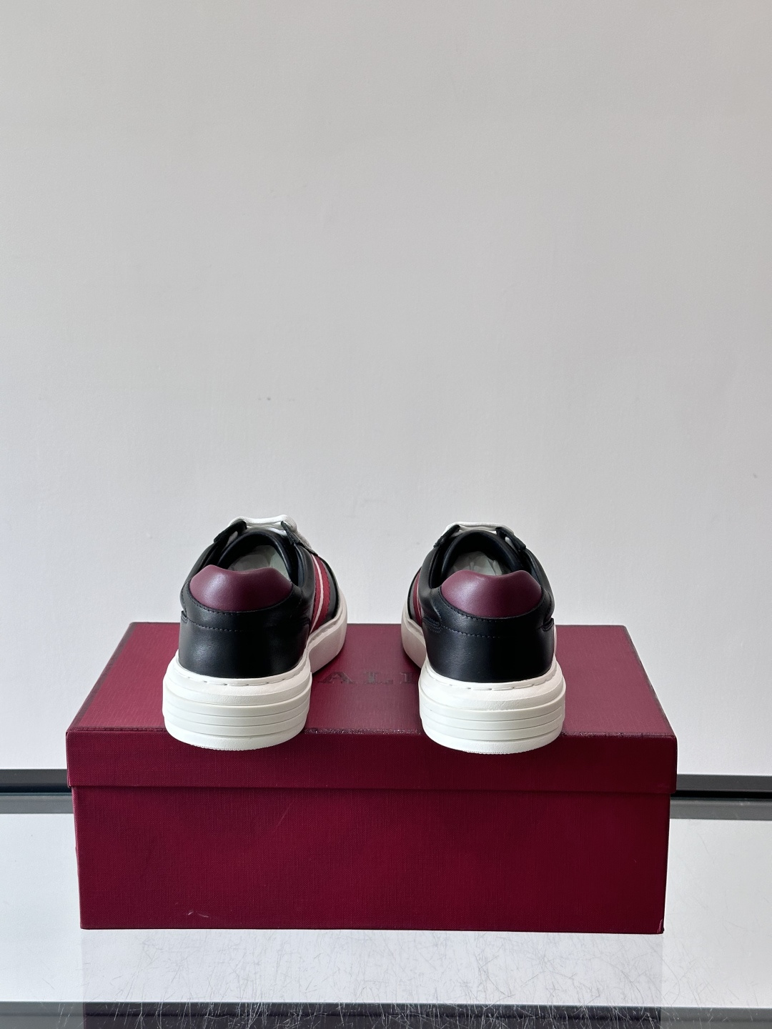 Bally 男士拼色运动鞋​​👟，简约又有活力，优质皮革➕条纹，辨识度超高！鞋底耐磨橡胶，穿着舒适，日常