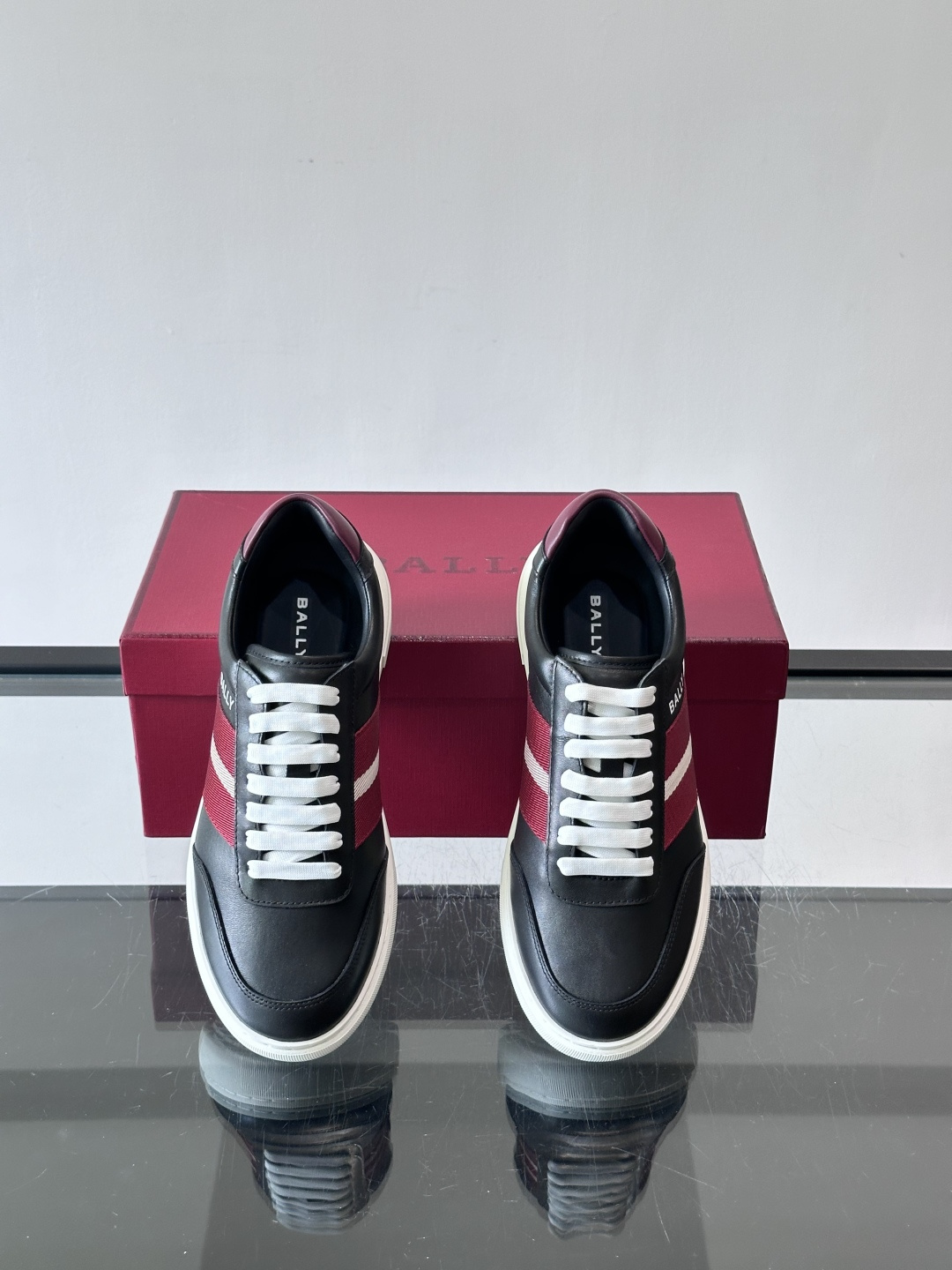 Bally 男士拼色运动鞋​​👟，简约又有活力，优质皮革➕条纹，辨识度超高！鞋底耐磨橡胶，穿着舒适，日常